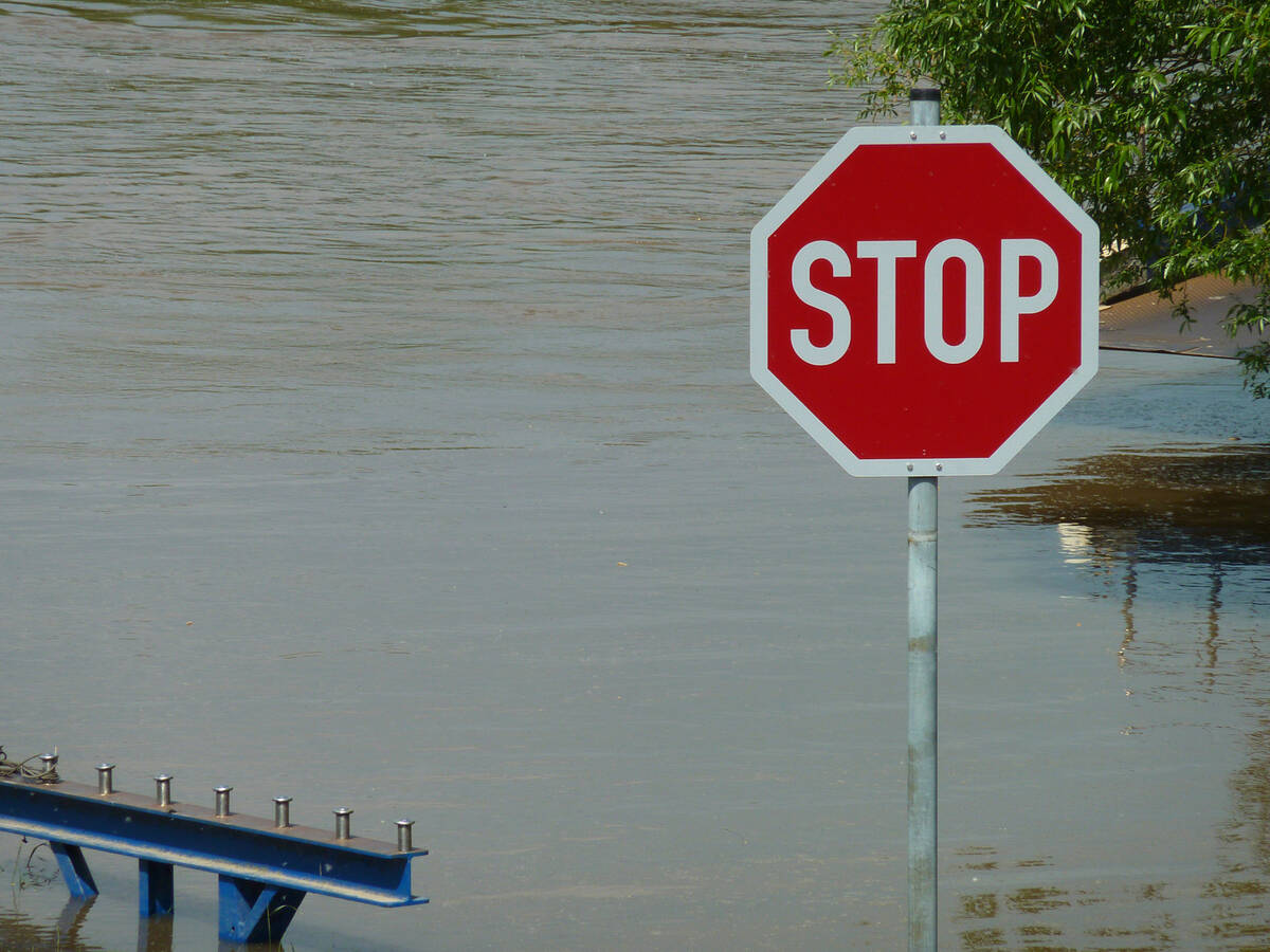 Ein Stoppschild ragt aus dem Hochwasser heraus