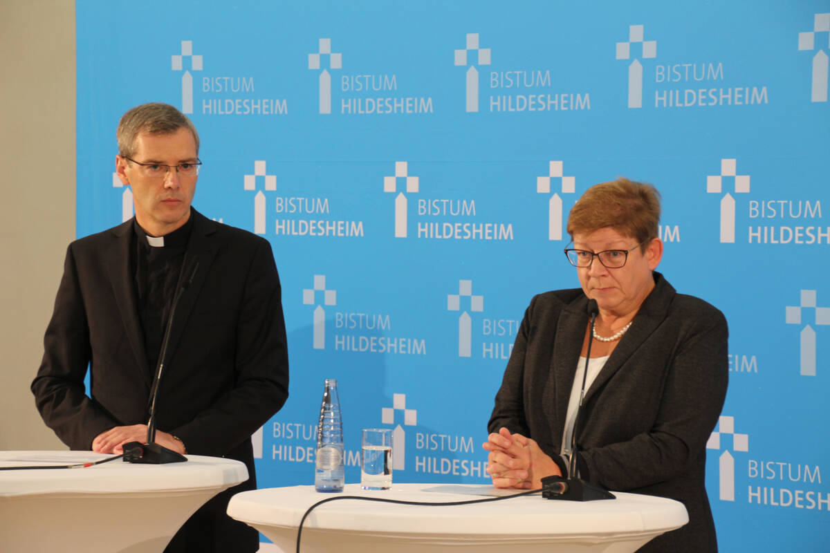 Bischof Dr. Heiner Wilmer und Andrea Fischer