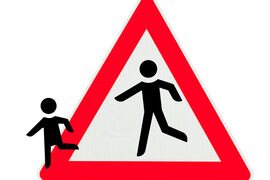 Kind aus einem Straßen-Warnschild vor einem Erwachsenen weg.